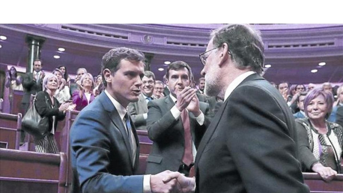 Albert Rivera y Mariano Rajoy se saludan, tras la votación de investidura en la que el candidato del PP logró su reelección.-DAVID CASTRO