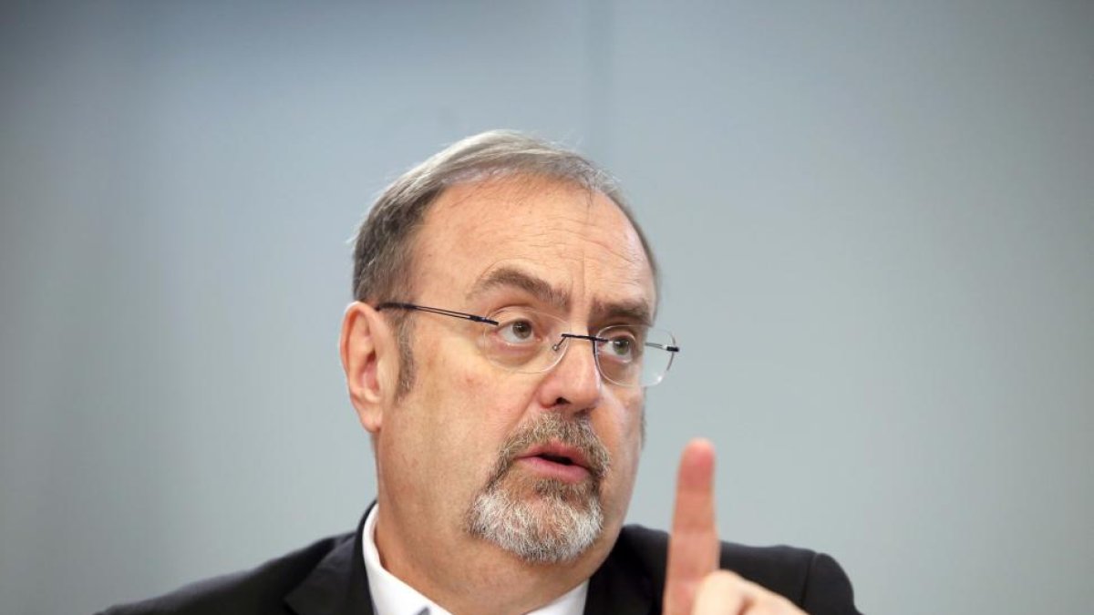 El consejero de Educación, Fernando Rey, ayer, en la rueda de prensa posterior al Consejo de Gobierno.-ICAL