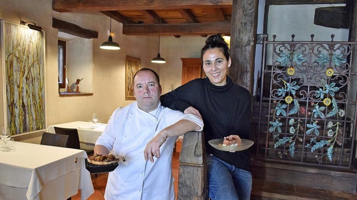 Paúl Hoyos y Edurne Barreiro, en el interior del comedor de su restaurante.-ARGICOMUNICACIÓN