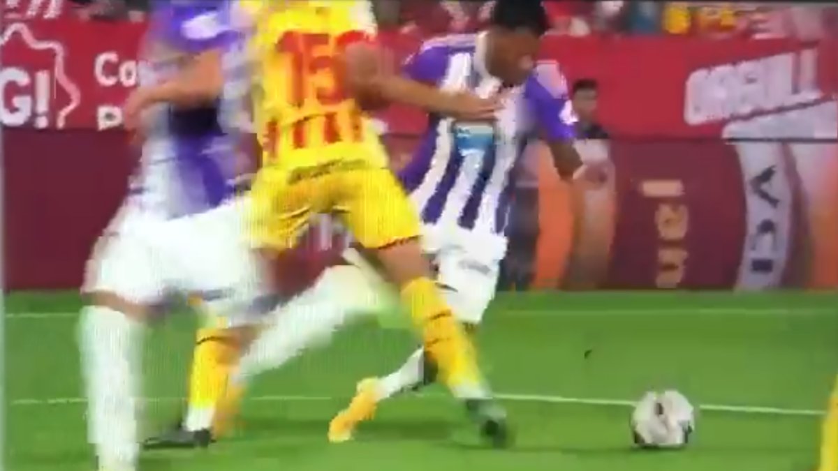 Acción del penalti no pitado de Juampe sobre Plata. / E. M.