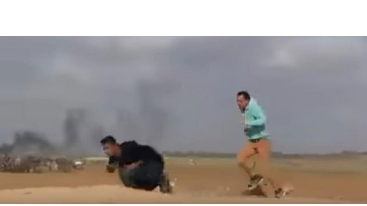 Imagen del vídeo en el momento en que el joven palestino recibe un disparo en la espalda, el sábado en Gaza.-/ PERIODICO