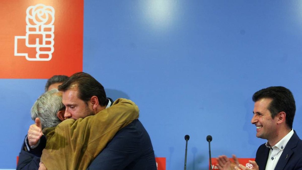 Óscar Puente, abrazado al exalcalde socialistaTomás Rodríguez Bolaños, tras conocerse los resultados.-Ical
