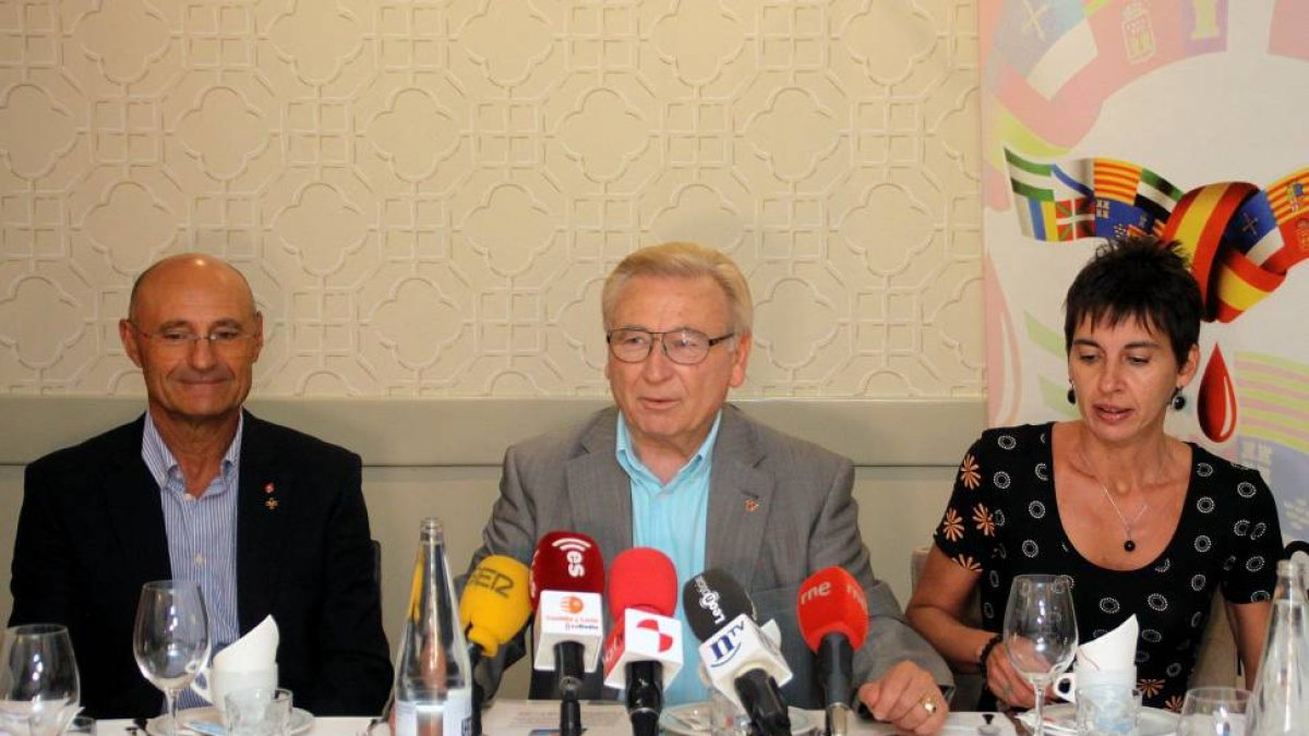 El presidente de la Federación Española de Donantes de Sangre, Martín Manceñido (C), comparece acompañado por otros representantes de la organización para presentar la nueva edición de la Olimpiada Roja.-ICAL