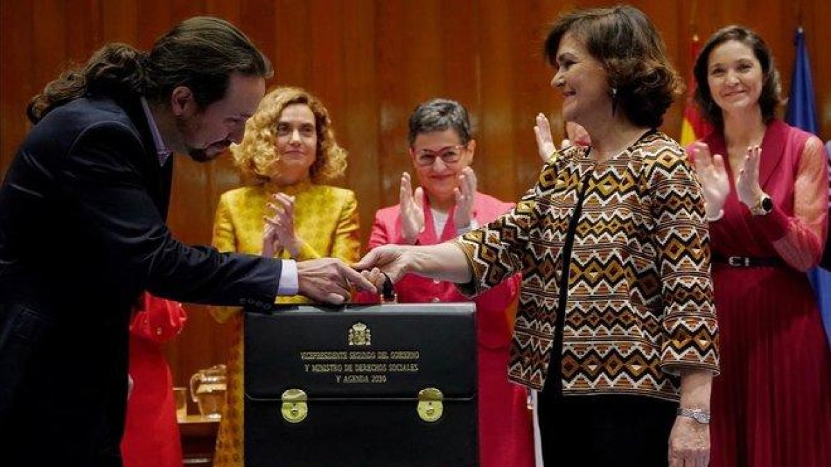 Pablo Iglesias toma posesión de su cargo y recibe su cartera de manos de Carmen Calvo.-JOSÉ LUIS ROCA