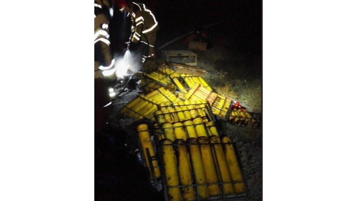 Furgoneta calcinada.-BOMBEROS DE VALLADOLID