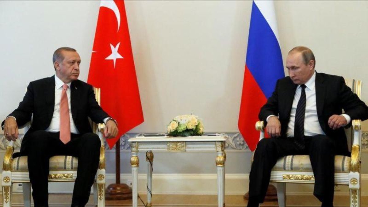 El presidente ruso Vladímir Putin y su homólogo turco Tayyip Erdogan en San Petesburgo.-REUTERS / SERGEI KARPUKHIN