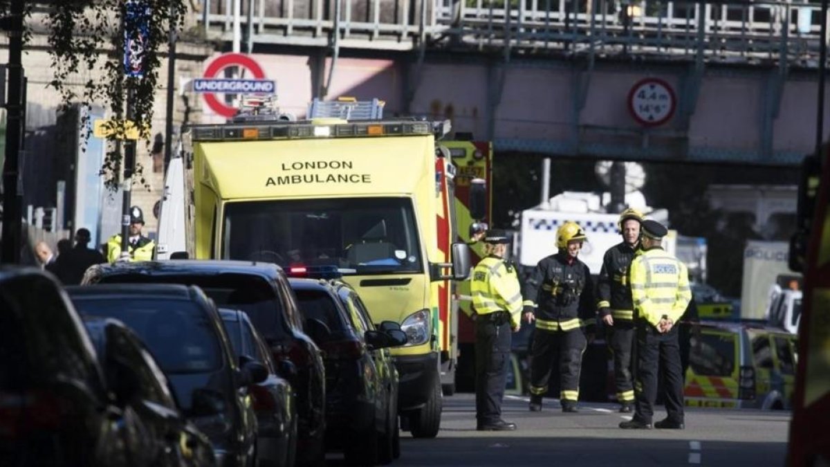 Miembros de los servicios de emergencia acordonan la zona de la estacion de metro Parsons Green en Londres , Reino Unido.-EFE / WILL OLIVER