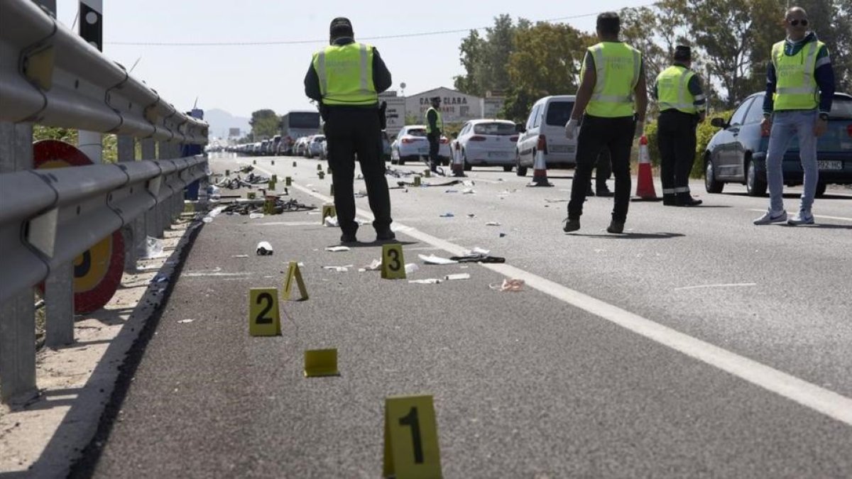 Agentes de la Guardia Civil, en el accidente de Oliva.-NATXO FRANCÉS