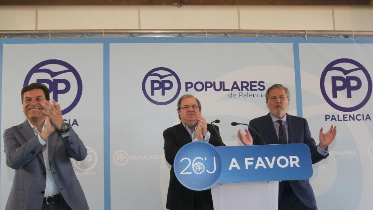El presidente provincial del partido, Carlos Fernandez Carriedo; el presidente de la Junta, Juan Vicente Herrera; y el ministro de Cultura en funciones y candidato al Congreso por Palencia, Íñigo Méndez de Vigo, en el mitin de fin de campaña-ICAL