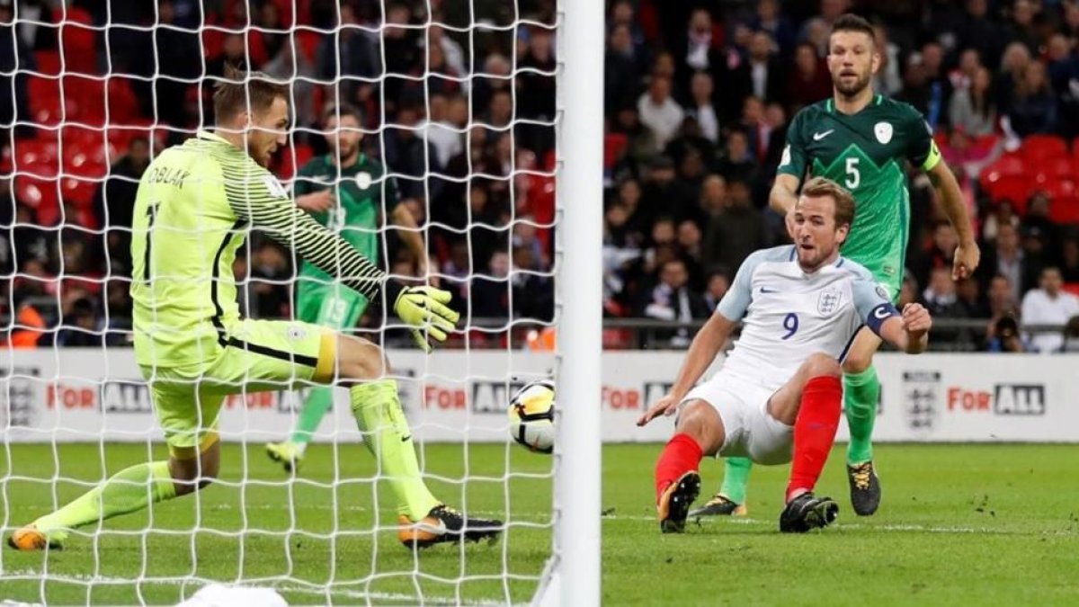 Kane bate desde cerca a Oblak y certifica el triunfo de Inglaterra ante Eslovenia.-REUTERS
