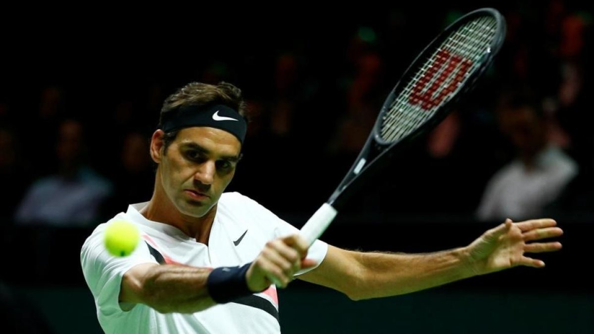 Federer ejecuta un revés, en el partido ante Haase.-/ REUTERS / MICHAEL KOOREN
