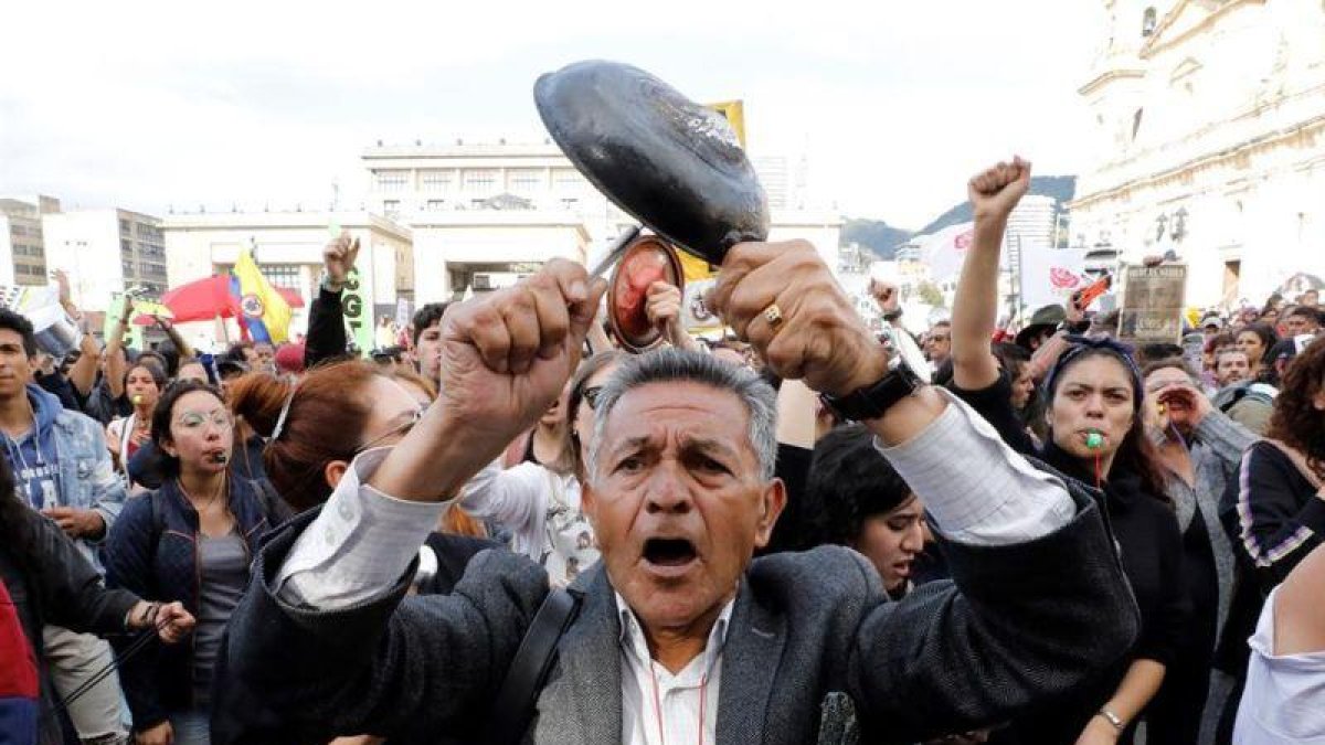 Colombianos protestan en las calles de Bogotá.-MAURICIO DUEÑAS (EFE)