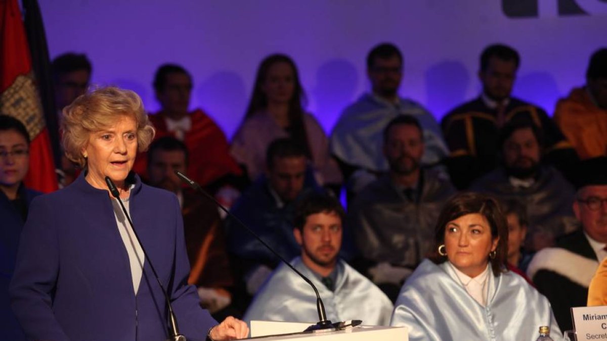 La defensora del pueblo, Soledad Becerril, pronuncia el discurso de apertura del curso académico 2014-2015 de IE University-Ical