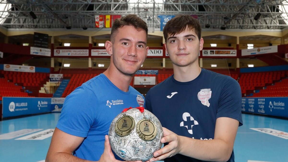 Pisonero y Herrero con las medallas de oro en el Europeo, en Huerta del Rey. / LOSTAU