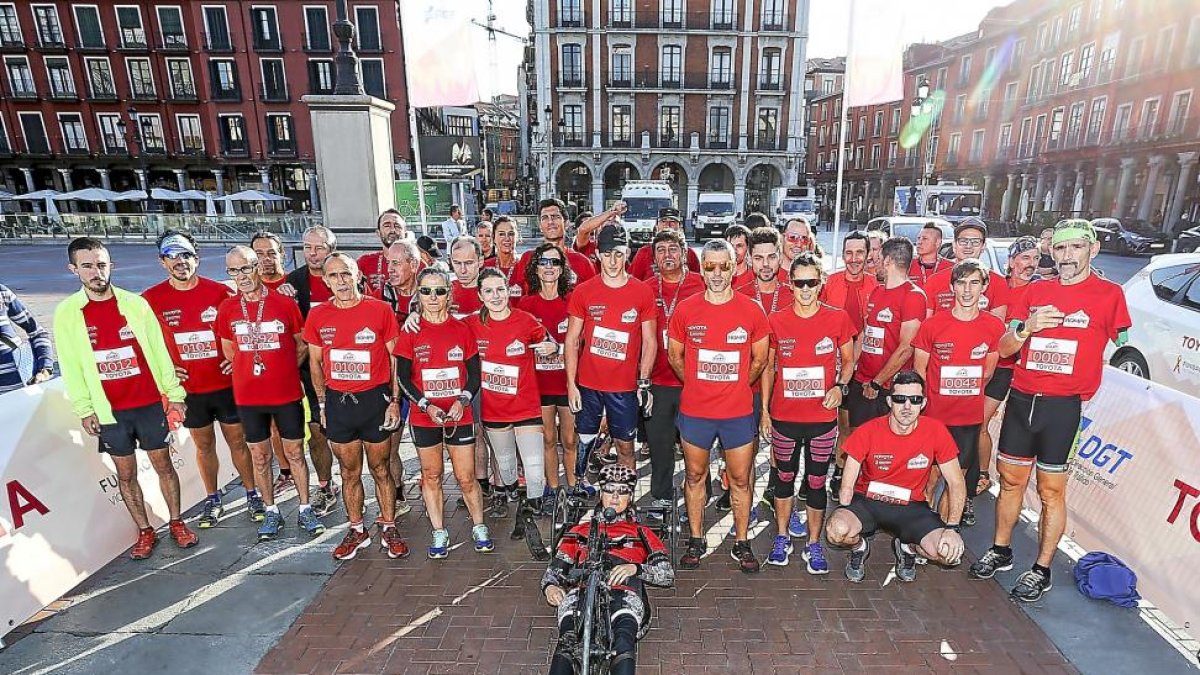 Los participantes en la carrera, en la Plaza Mayor poco antes de la salida.-PHOTOGENIC/ M. ÁNGEL SANTOS