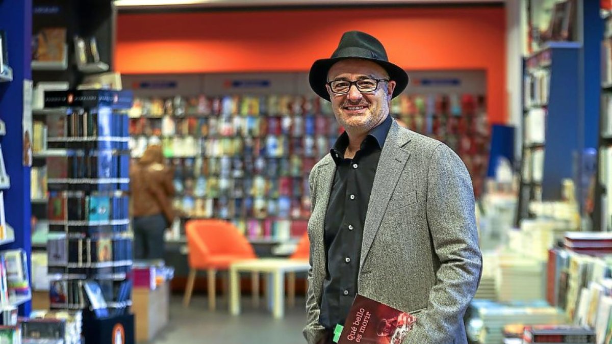 Antonio Salinero posa en Oletvm junto a su nueva novela.-MIGUEL ÁNGEL SANTOS