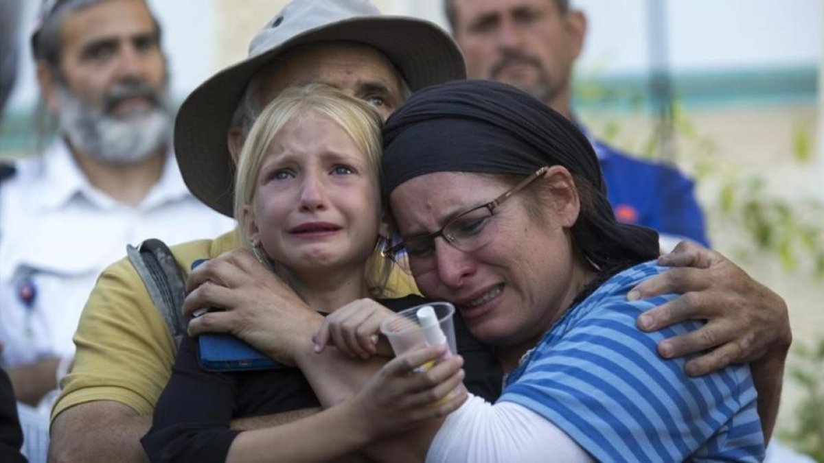 Los padres y la hermana de la niña muerta tras ser apuñalada por un palestino.-EFE / JIM HOLLANDER