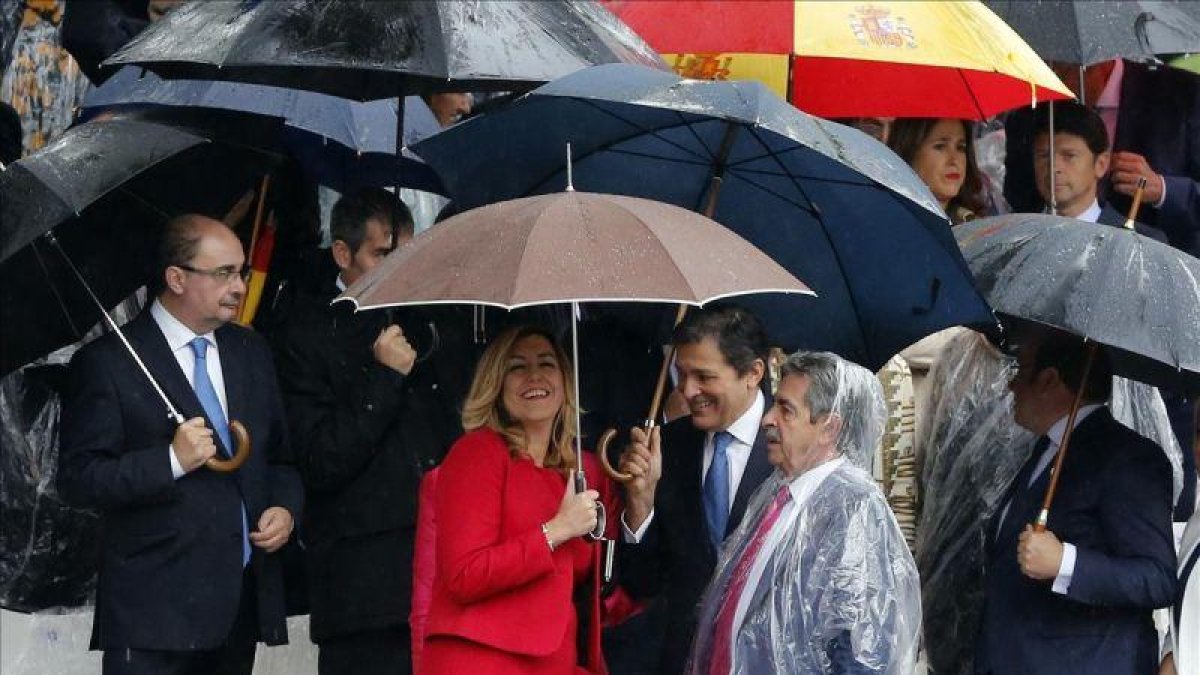 La presidenta de Andalucía, Susana Díaz, junto a los presidentes de Asturias y Cantabria, Javier Fernández y Miguel Ángel Revilla.-JUAN MANUEL PRATS