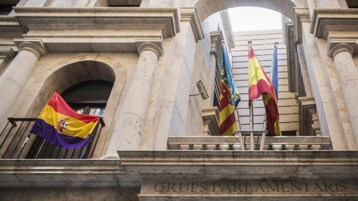 Bandera republicana colgada en la fachada de las Corts valencianas, en el 2014.-MIGUEL LORENZO
