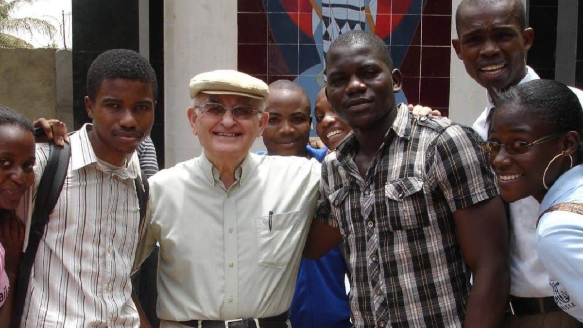 Jesús Sánchez Martín, junto a varios jóvenes angoleños. / EM