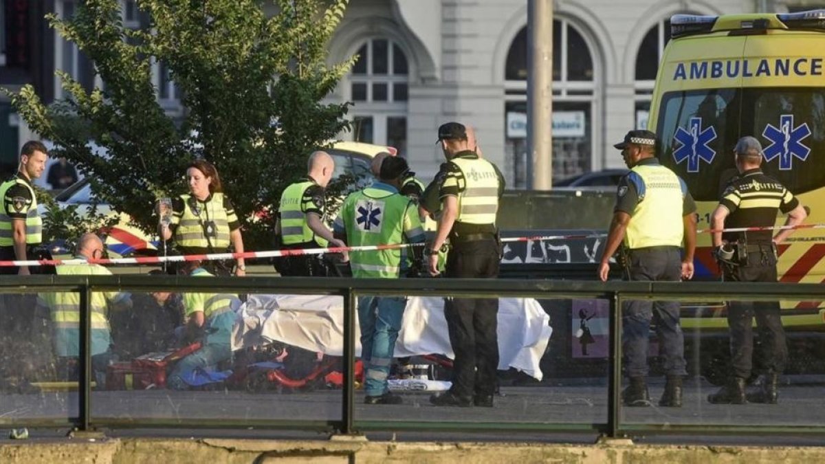 Los servicios de emergencia atienden a heridos en el atropello frente a la estación Central de Ámsterdam.-EVERT ELZINGA