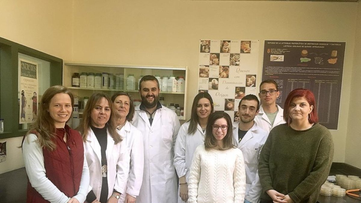 Elena A. Oniciuc, Mercedes López, Montserrat González, Avelino Álvarez, Susana Álvarez, Paula Fernández, Adrián Álvarez, Alejandro Fernández y Eleni Likotrafiti en la ULE.-EL MUNDO