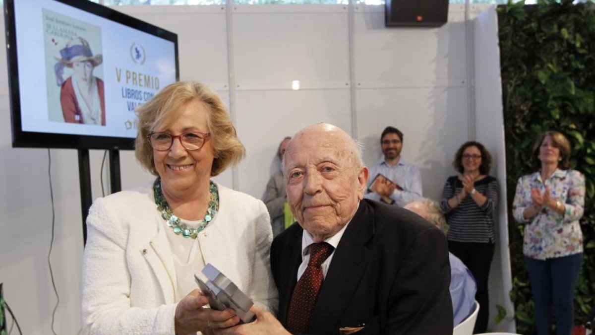 José Jiménez Lozano tras recibir ayer el premio junto a la presidenta del jurado, Rocío Oviedo.-ICAL