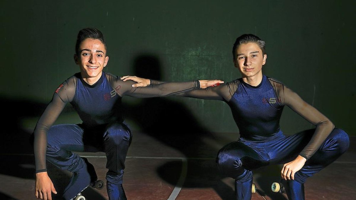 Manuel Delgado (izq.) y Ángel Fernández posan antes de participar en la Copa de Europa en el polideportivo de Fuente  La Mora.-J.M. LOSTAU