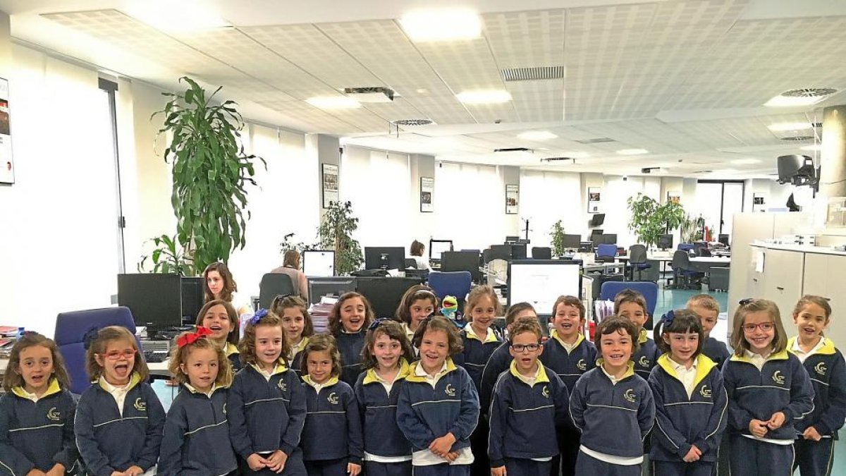 Los niños y niñas del Tercero de Infantil del Colegio Santa Catalina de Valladolid, ayer en la redacción del periódico.-EL MUNDO