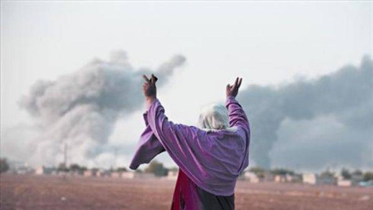 Una mujer kurda celebra un ataque aéreo de la coalición contra el EI en Kobani.-Foto: AP / LEFTERIS PITARAKIS