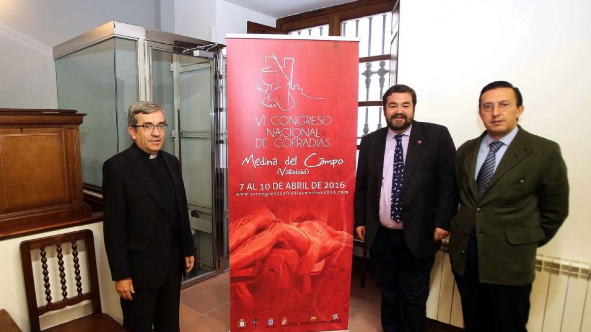 (I a D) El vicario Luis Argüello; el presidente de la Junta de Cofradías de Medina del Campo, Carlos García y el historiador y profesor de la UVa, Javier Burrieza, en la presentación del VI Congreso Nacional de Cofradías de Semana Santa que acogerá Medina-Ical