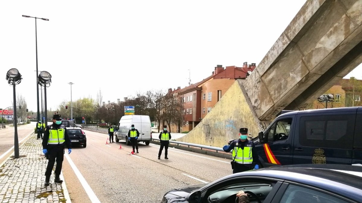 Control de la Policía en el Puente de la Hispanidad. - EL MUNDO