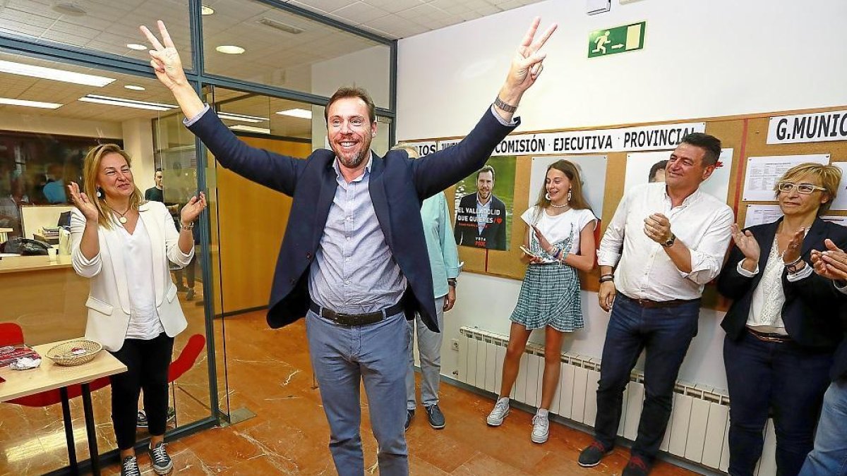 Puente, eufórico, hace el signo de la victoria ante los suyos.-J. M. LOSTAU