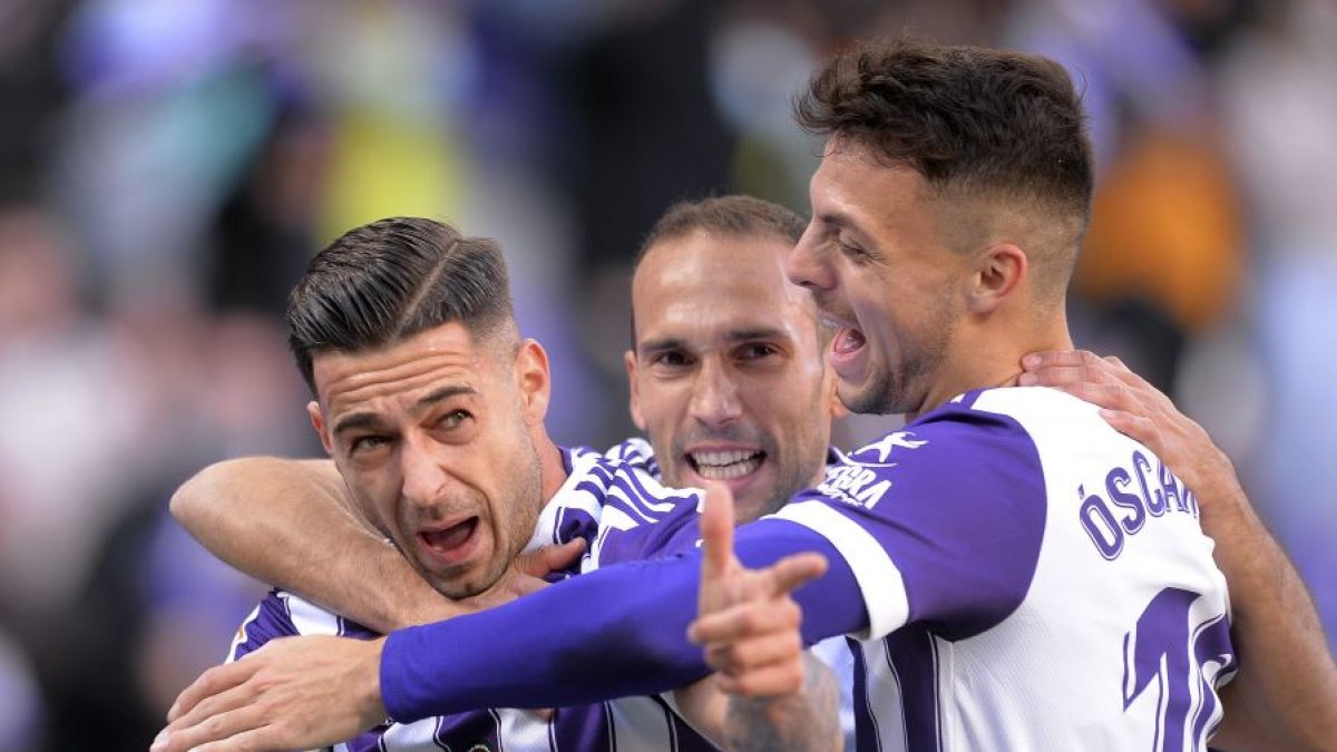 Sergio León celebra el 1-0 con Plano y Nacho. / LA LIGA