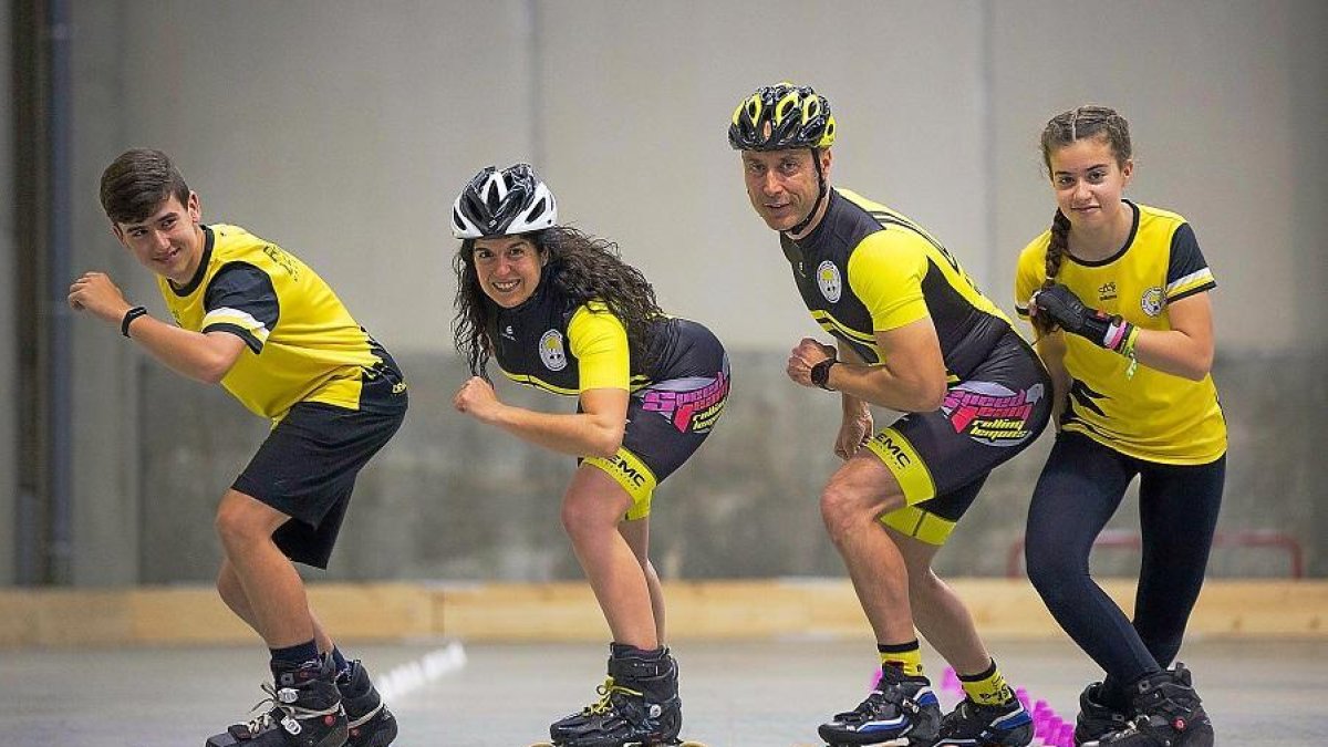 Álvaro, Beatriz, Tino y Adriana, los miembros de la familia Nieto Merino posan con sus patines en la Limonera.-T.SANCHO