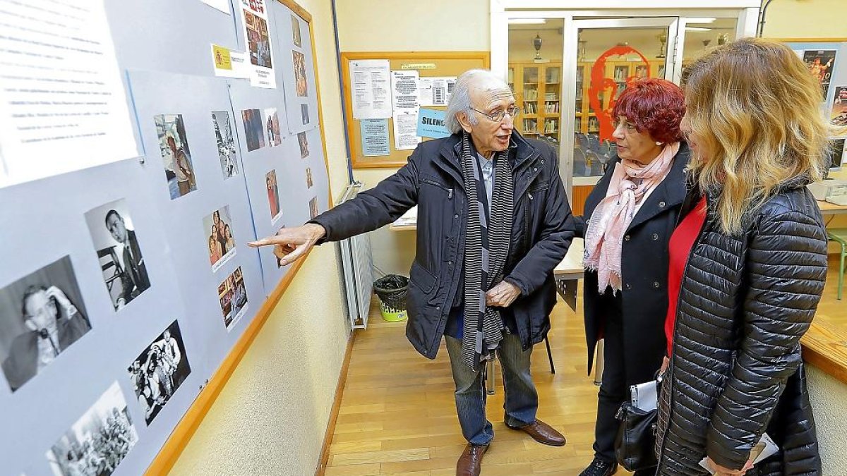 José Luis Alonso de Santos en su visita al IES Galileo con motivo de la muestra de su exposición.-J. M. LOSTAU