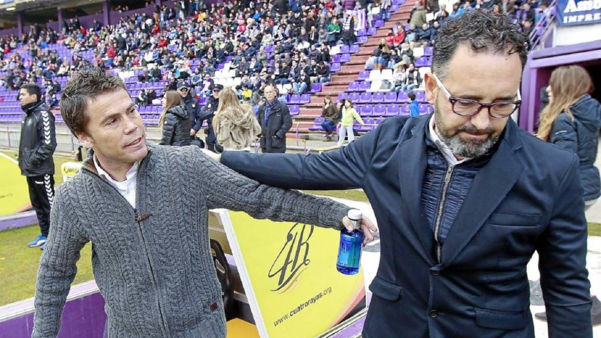 Rubi (izq.) saluda a José Bordalás antes del inicio del partido-J.M. LOSTAU