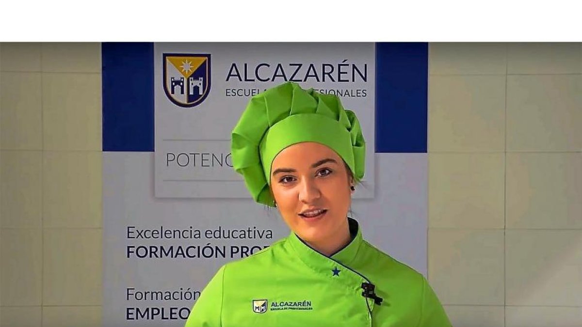 Nuria Delgado en un momento del vídeo en el que explica cómo elaborar la receta de conejo que ha creado.-E.M.