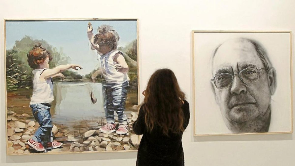Una mujer se detiene ante las obras de Beatriz Marcos y Juan A. Martín Oña.-J. M. Lostau