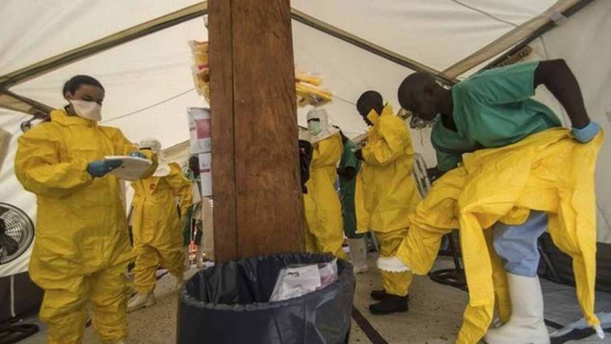 Personal de Médicos sin Fronteras se pone trajes protectores, en un centro sanitario de Kailahun, en Sierra Leona.-Foto: REUTERS / STRINGER