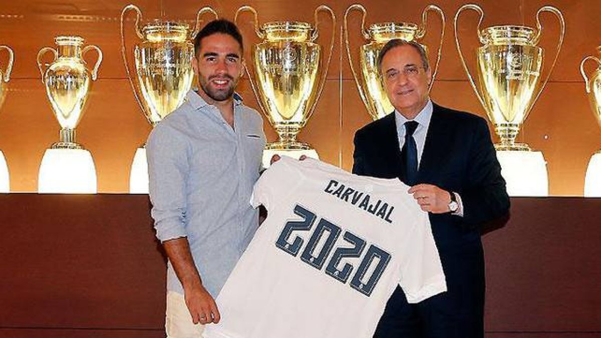 Florentino Pérez entrega una camiseta a Carvajal con el dorsal 2020, tras firmar el lateral la ampliación de contrato.-Foto: REAL MADRID