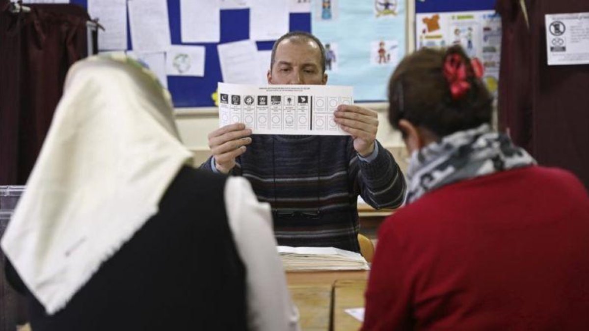 Votantes en un colegio electoral de Ankara.-ALI UNAL (AP)