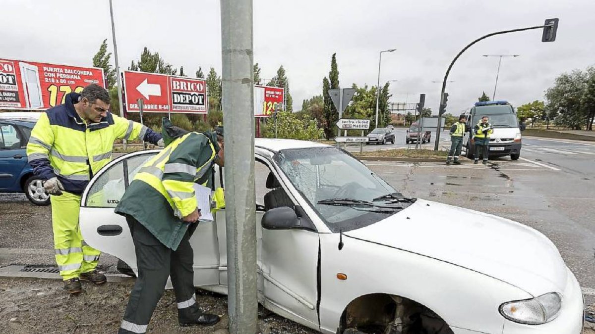 Los equipos de rescate junto al Hyundai que quedó bloqueado en las dos pruertas delanteras tras el choque frontolateral-M.Á. Santos
