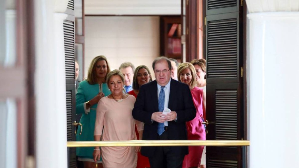 El presidente de la Junta, Juan Vicente Herrera, junto a su equipo de Gobierno momentos antes del acto de toma de posesión de los consejeros-Ical
