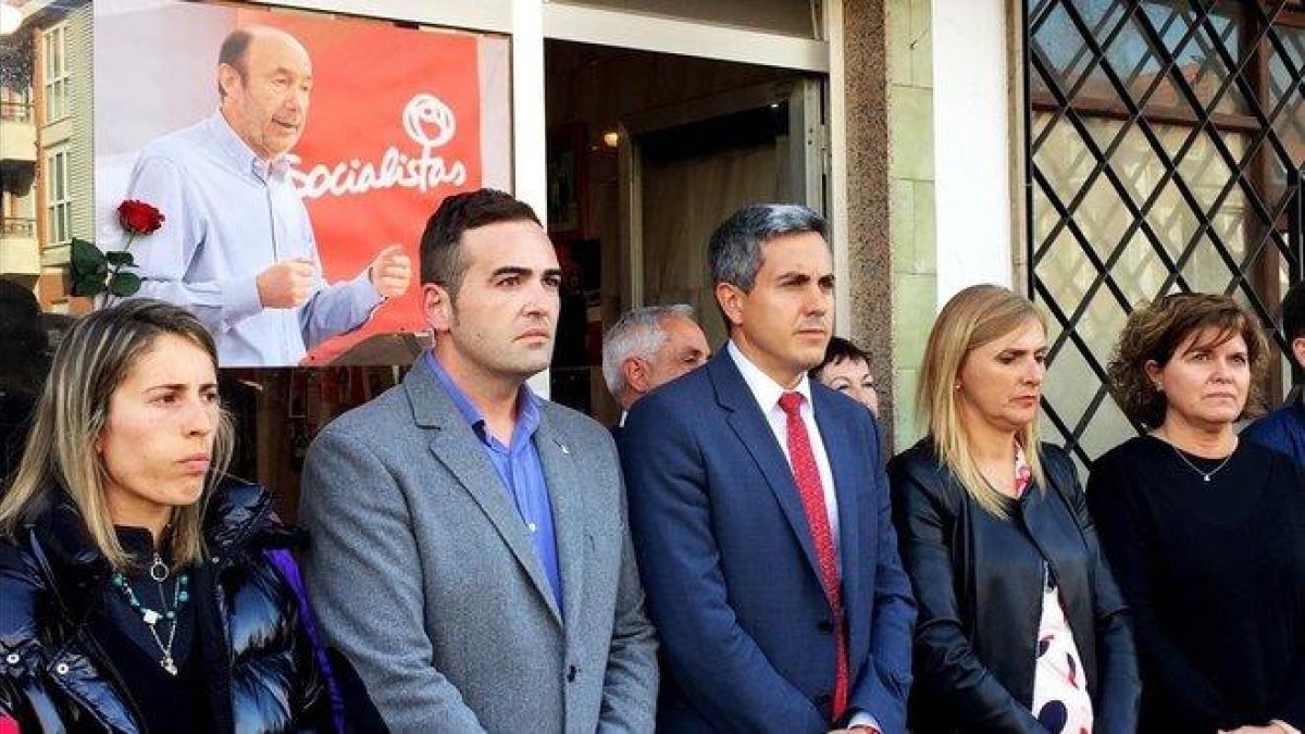 Minuto de silencio ante la agrupacion socialista de Solares Cantabria por Alfredo Perez Rubalcaba En el centro Pablo Zuoloaga candidato a la presidencia de Cantabra y el secretario general de la agrupacion Borja Sañudo.-J.J. FERNÁNDEZ