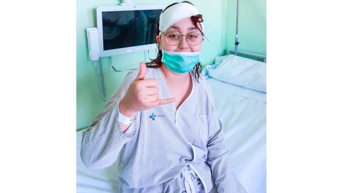 Foto de la joven tras la operación realizada en Valladolid para extirparle el tumor. ECB