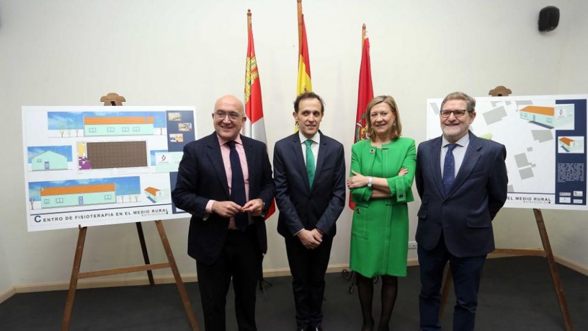 El presidente de la Dipuación de Valladolid, Jesús Julio Carnero, y la consejera de Economía y Hacienda, Pilar del Olmo, participan en la presentación del proyecto social Centro de Fisioterapia en el Medio Rural, en Matapozuelos-