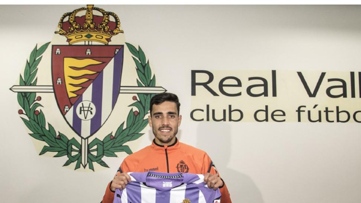 El lateral Borja Herrera posa con su nueva camiseta.-RVCF