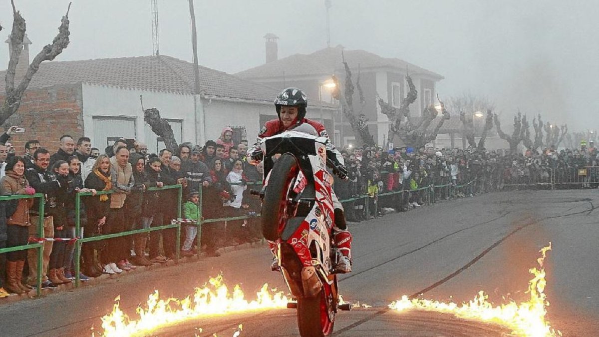 Emilio Zamora realizando una acrobacia dentro de un círculo de fuego durante la exhibición del año pasado.-J.M. Lostau