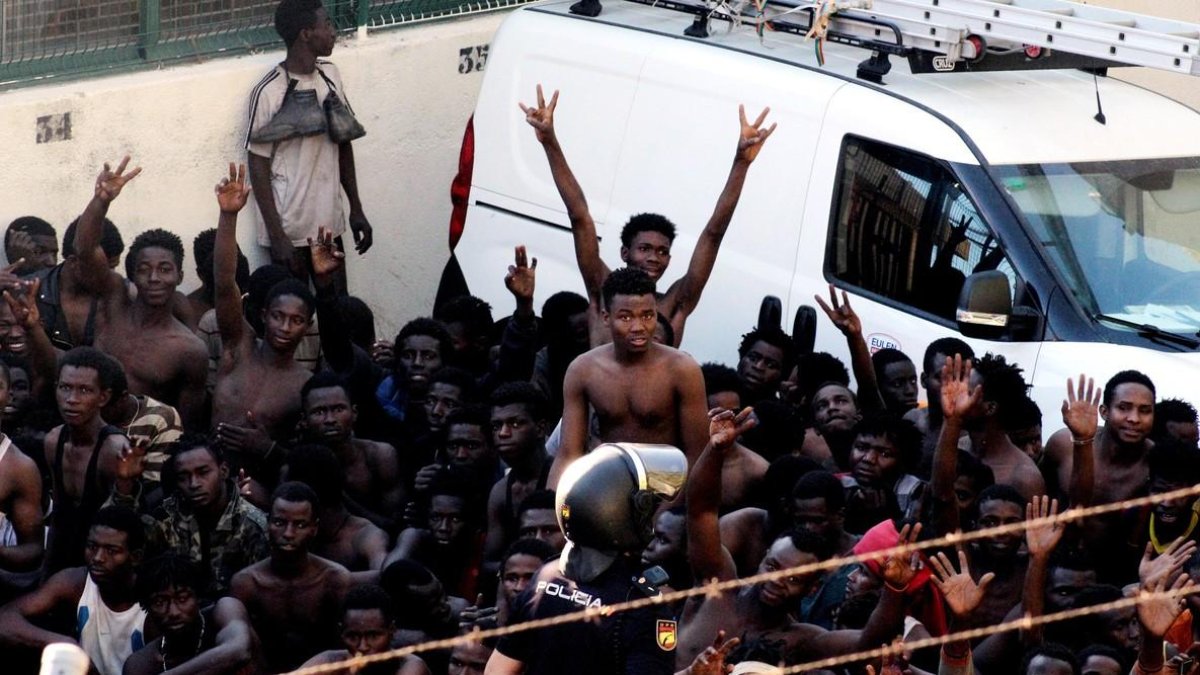 Unos 400 inmigrantes subsaharianos logran acceder a la ciudad española de Ceuta tras un salto masivo a la valla fronteriza que separa la ciudad de Marruecos. /-REDUAN (EFE)
